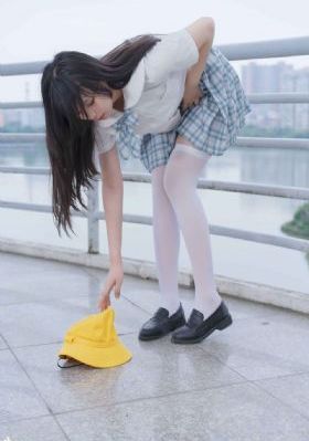 她的下面又紧又湿好爽